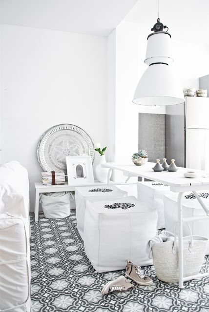 Marokański styl,marokańskie płytki,tace marokańskie,biały prostokatny stół,drewniany biały stół,skandynawski prostokatny stół,aranżacja z białym stołem prostokatnym i marokańskimi dekoracja,i,białe siedziska przy prostokatnym stole,b