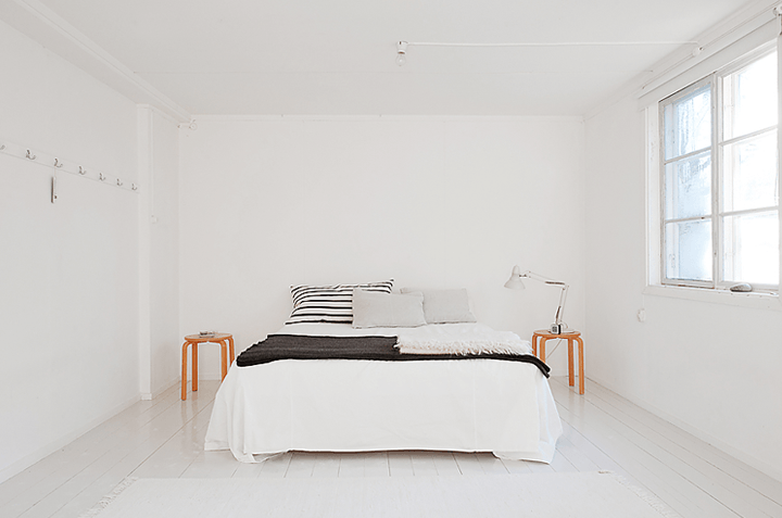 Minimalistyczna aranżacja białej sypialni