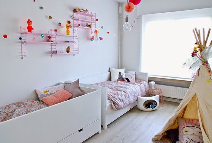 Różowe półki string w pokoju dziecięcym aranzacja pokoju dla dziewczynki