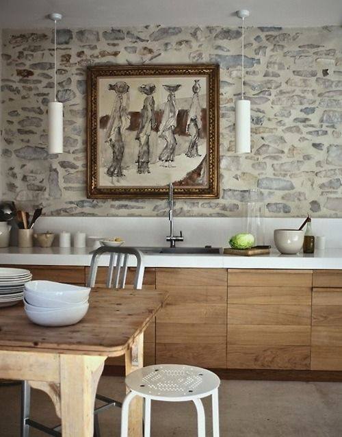 Kuchnia w stylu modern rustik z szafkami z   drewna i ścianą z naturalnego kamienia