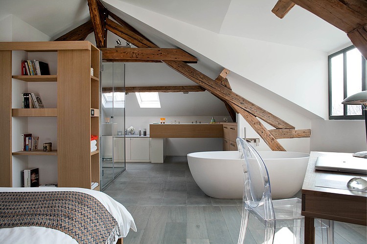 Aranżacja łazienki w sypialni na poddaszu z drewnianymi  belkami
