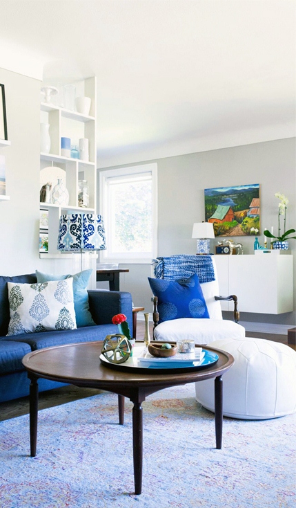 Granatowa sofa w biało-błękitnym salonie