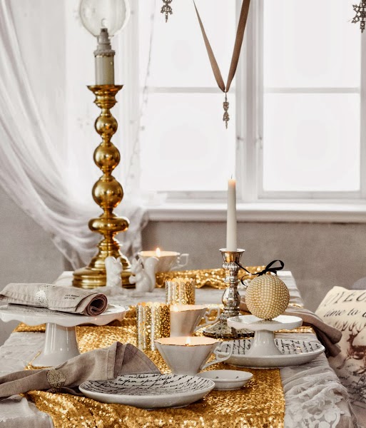 Świąteczna aranżacja stołu w biało-złotym kolorze