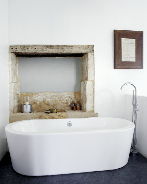 Biała łazienka z elementami naturalnego kamienia