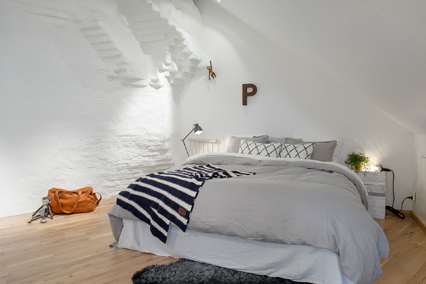 Skandynawska sypialnia,aranżacja skandynawska,poddasze w skandynawskim stylu,pled w czarno-białe pasy,biała sypialnia