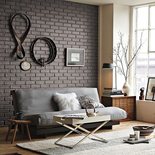 Ściana z szarej cegły w salonie