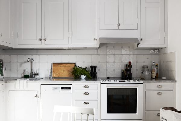 Tradycyjna biała glazura na ścianie w kuchni
