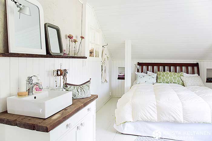 Biało-brązowa sypialnia z łazienką