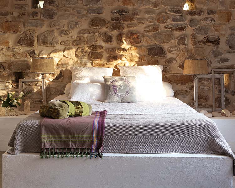Ściany w kamieniu,hiszpańska sypialnia