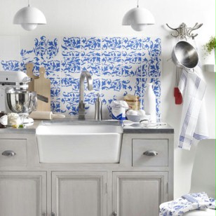 Biało-niebieska glazura na ścianie w skandynawskiej kuchni