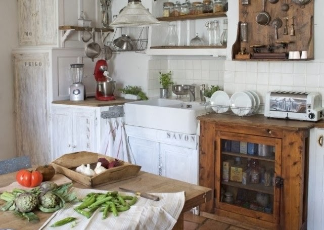 Kuchnia z meblami i dekoracjami vintage