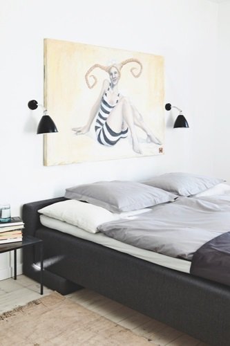 Obraz artysty nad łózkiem w sypialni