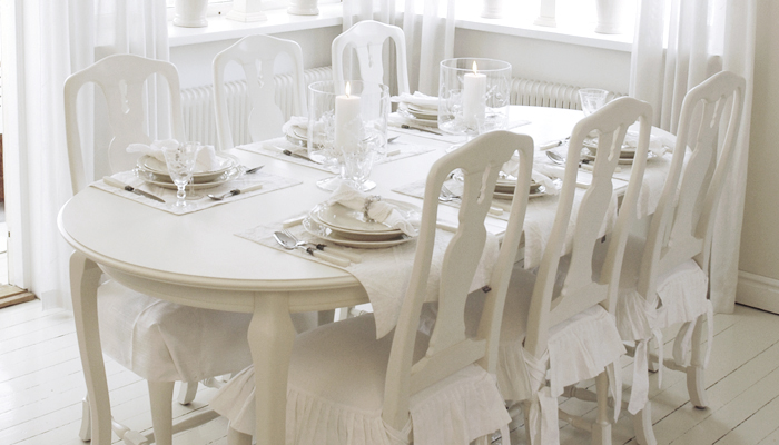 Białe meble skandynawskie w klasycznym stylu w jadalni