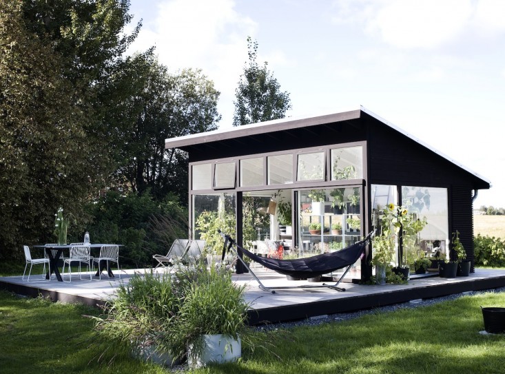 Pomysł na mały domek letniskowy z tarasem  w skandynawskim stylu