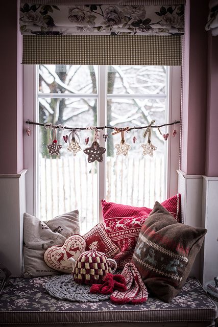 Zimowe dekoracje w aranżacji leżanki w oknie
