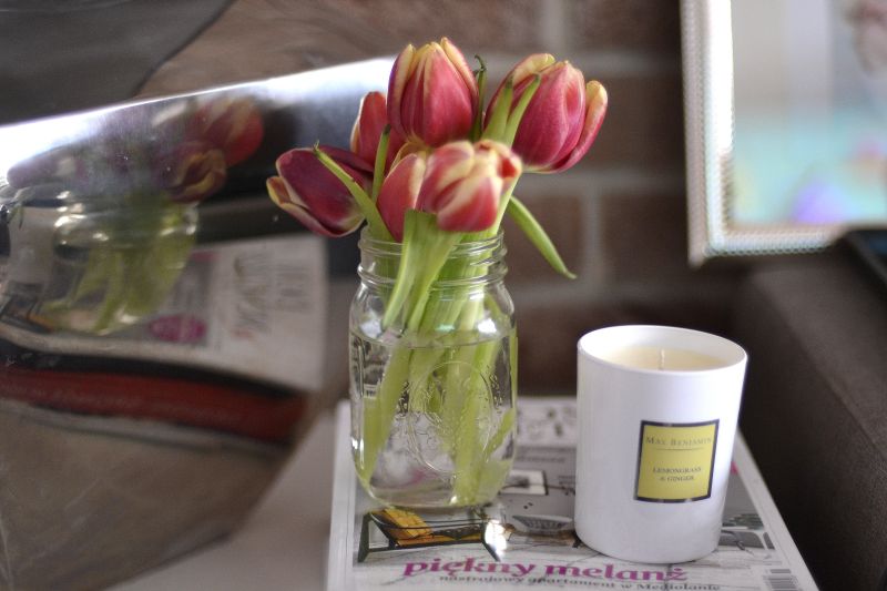 Tulipany i dekoracje w salonie