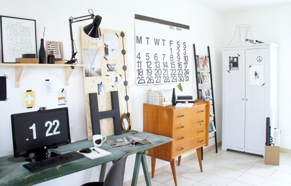 Czarna drabina,ruda komoda,turkusowe biurko i litery 3D w domowym biurze