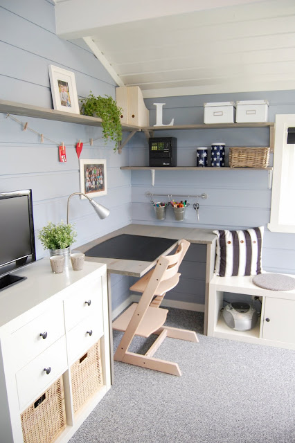 Drewniane biurko i półki w pokoju dla dziecka w szarym kolorze