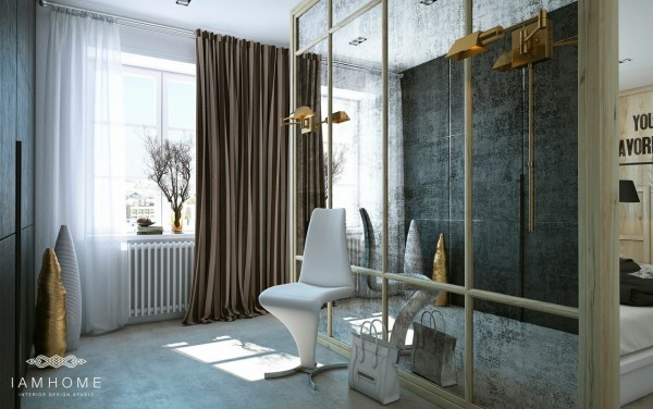 Lustrzana ściana , beżowe zasłony,nowoczesne krzesło i złote detale w aranżacji przedpokoju