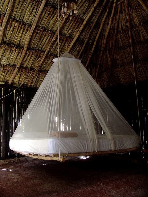 Biale moskitiery w aranżacji sypialni w różnych stylach