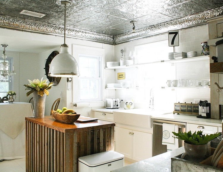 Srebrny sufit w eklektycznej kuchni