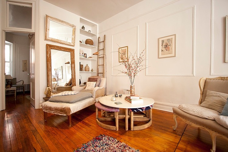 Prowansalskie sofy i szezlongi i drewniane lustra w salonie