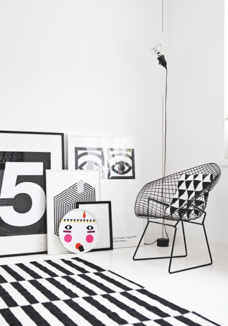 Dywan w czarno-białe paski, dywany IKEA, typografie czarno-białe,czarne krzesła
