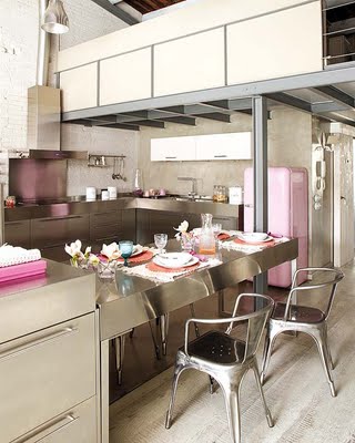 Srebrna, industrialna  kuchnia z różowymi dodatkami