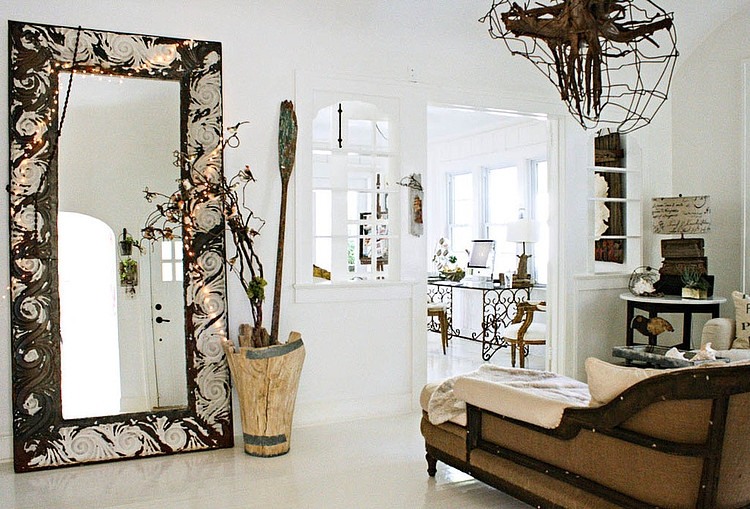 Duże lustro i patynowane meble i dekoracje w salonie