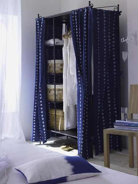 Kuta etażerka z zasłonkami w kolorze indygo do biało-niebieskiej sypialni