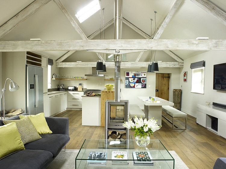 Otwarte wnętrze domu w stylu nowoczesnym i z drewnianymi bielonymi belkami
