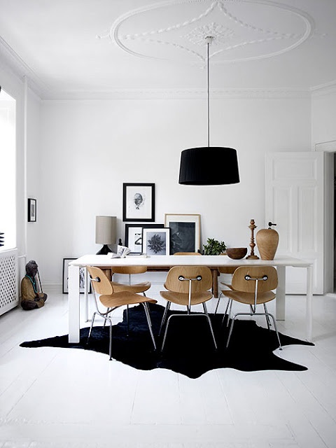 Prostokątny bialy stół,nowoczesny biały stół w skandynawskiej aranżacji,biały stół w jadalni,biały stół ,galeria grafik na ścianie w jadalni,aranżacja skandynawskiej jadalni ,brązowe krzesła przy białym stole,czarna skóra bydlęca