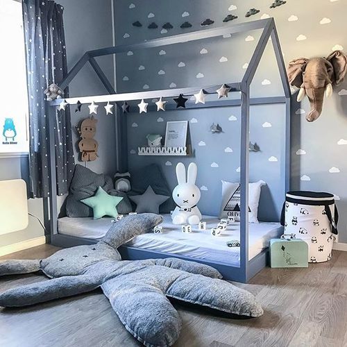 Łóżko w kształcie domku w szaro-niebieskim pokoju dla dziecka