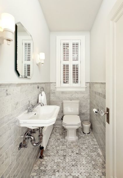 Wąska łazienka ze wzorzystą podłogą w szarej palecie barw