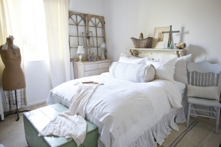 Świetlista sypialnia w przetartych bielach, beżach i turkusach