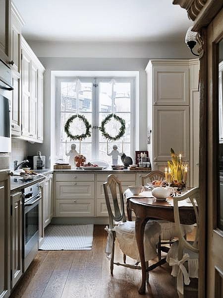 Tradycyjna biała kuchnia z francuskim stołem i krzesłami