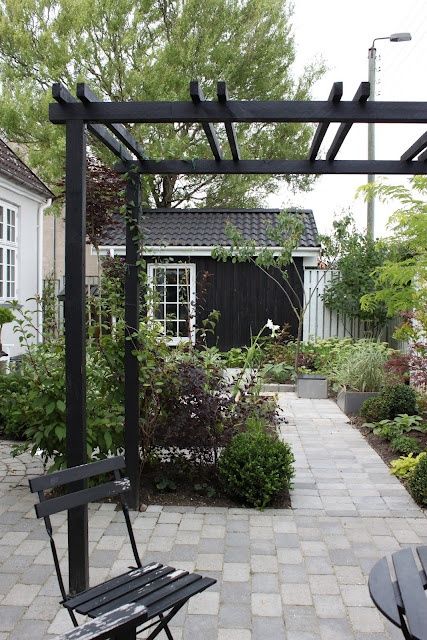 Pomysł na przydomowy ogródek z pergolami  w stylu skandynawskim