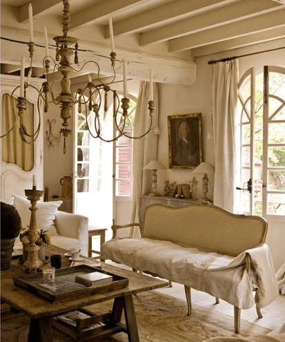 Salon w stylu francuskim z biala sofa