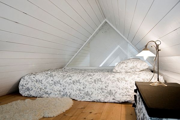 Mini sypialnia pod skośnymi ścianami z drewna