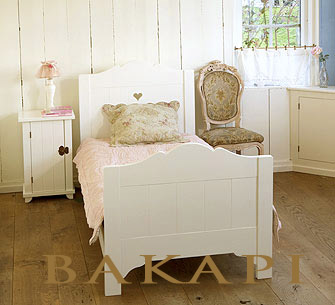 Łóżko drewniane malowane na biało