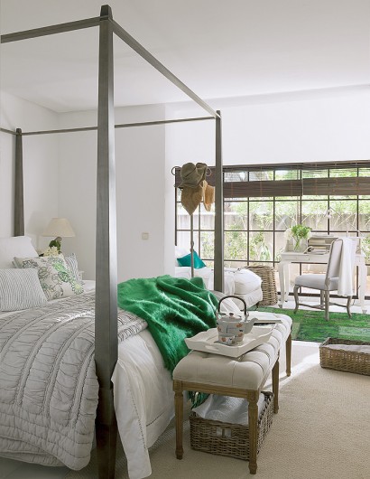 Łóżko z drewnianą konstrukcją w stylowej aranżacji biało-turkusowej sypialni