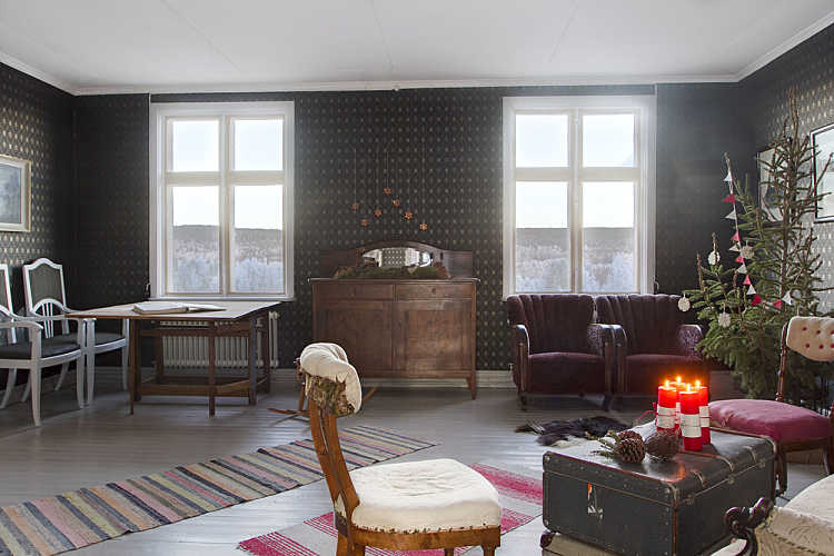 Eklektyczny salon w wiejskim skandynawskim domku