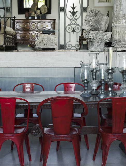 Czerwone metalowe  krzesła w stylowej jadalni