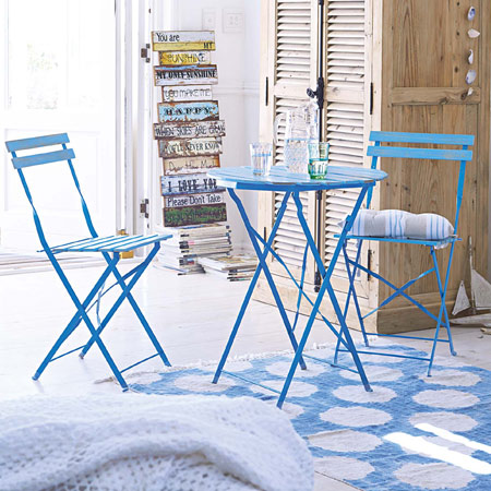 Błękitne metalowe krzesła i okrągły stolik na  letnie tarasy i balkony