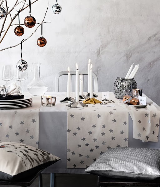 Świąteczna aranżacja stołu z gwiazdkami  w srebrnym kolorze