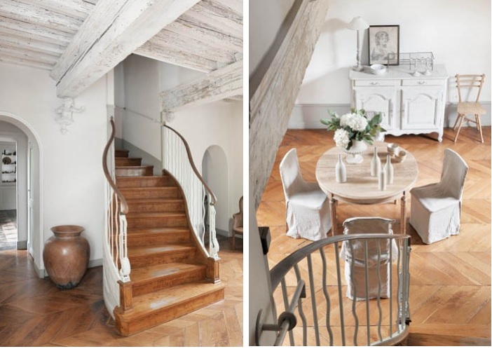 Bielone drewniane belki i dywanowe schody we wnętrzu