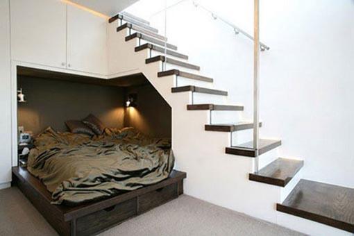 Łóżko pod schodami