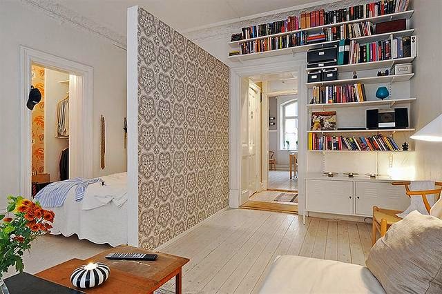Działowa ścianka z tapetą,kącik sypialniany za ścianka działową,aneks z łóżkiem w stylu skandynawskim