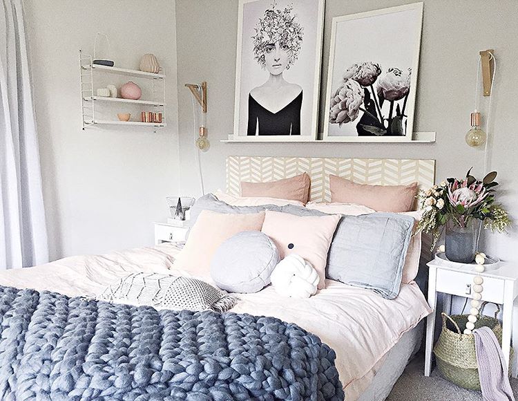 Sypialnia urzeka połączeniem pastelowych barw oraz doborem oryginalnych dekoracji. Nad łóżkiem zawieszono wąską białą...