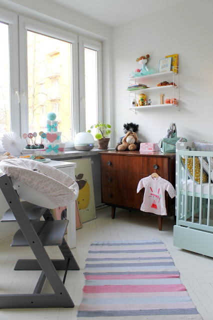 Pasiasty dywanik i dodatki w pokoju dziecięcym